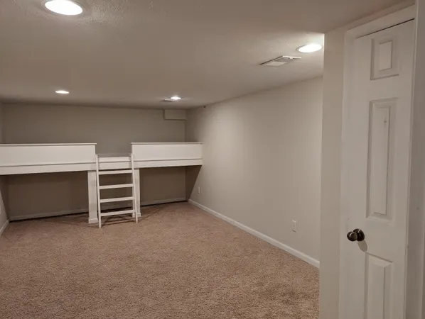 $2,600 | 54 West 35th Street, Holland, MI 49423