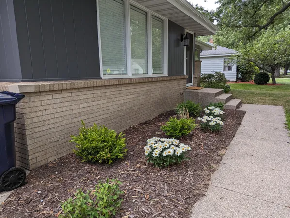 $2,600 | 54 West 35th Street, Holland, MI 49423