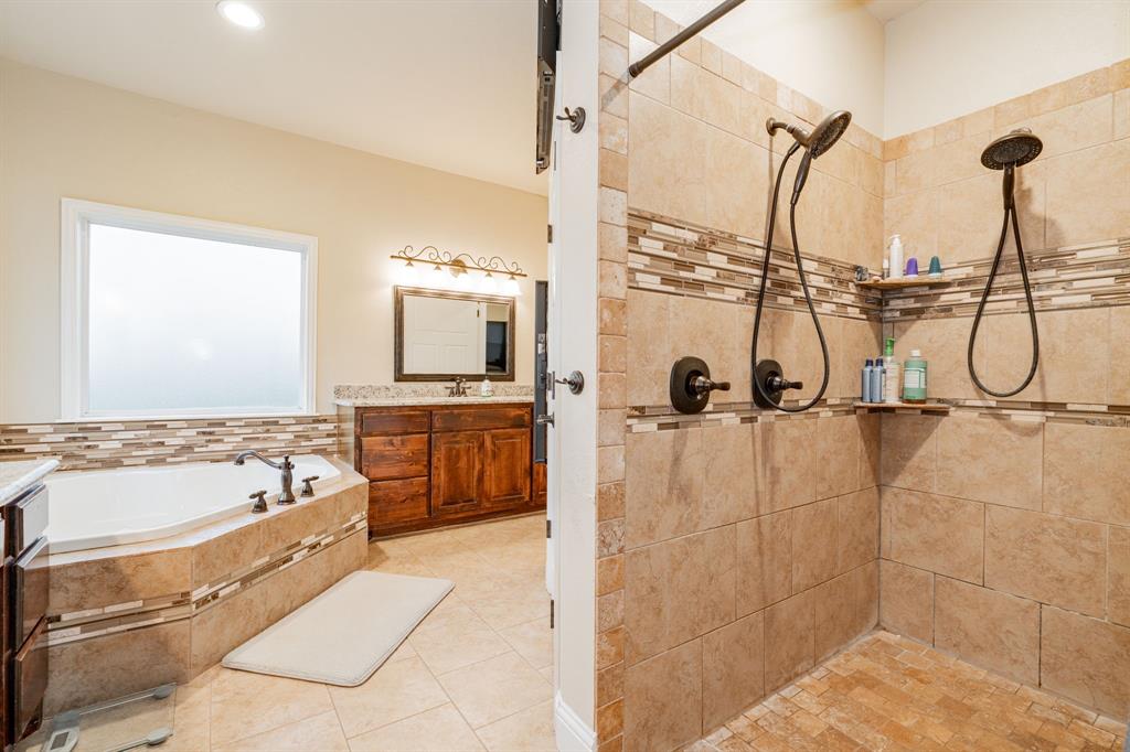 2687 McClendon Road Weatherford, TX 76088 - Photo 20 of 40 a bathroom with a tub a sink and a mirror