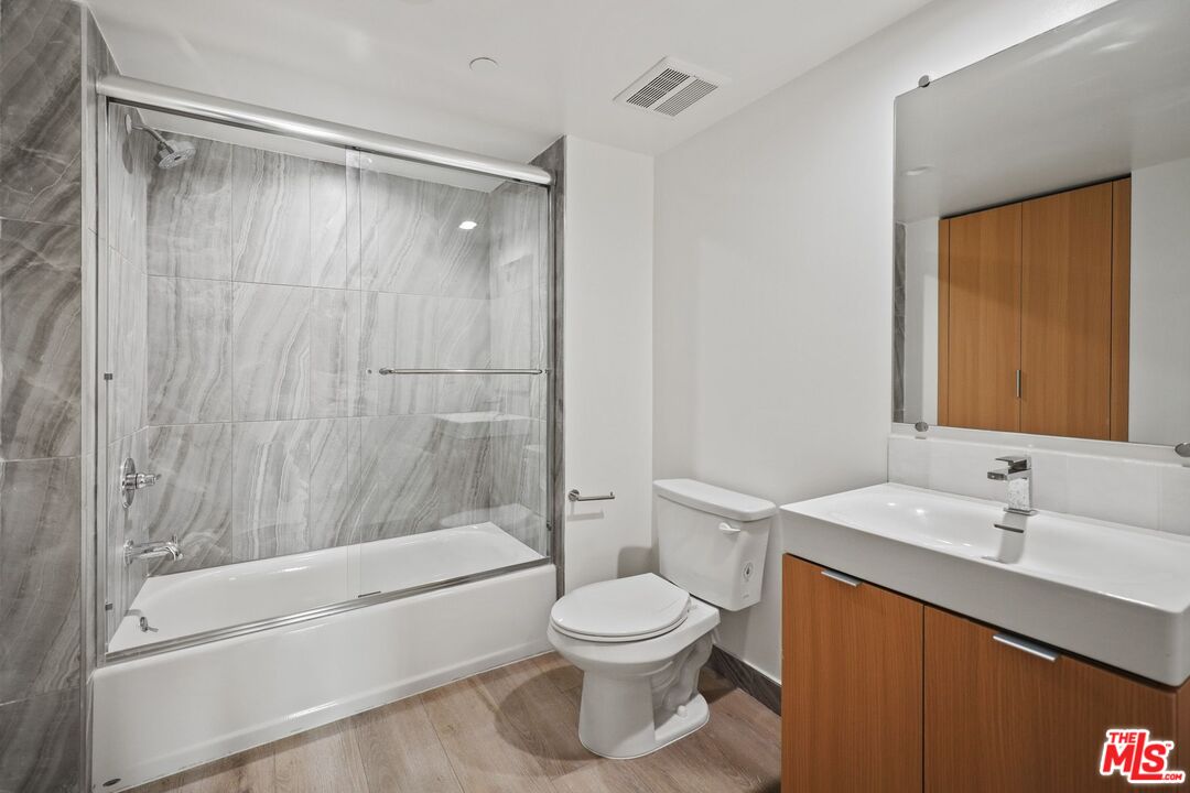1600 Venice Blvd., Unit 102 Venice, CA 90291 - Photo 15 of 15 a bathroom with a sink a toilet and a bathtub