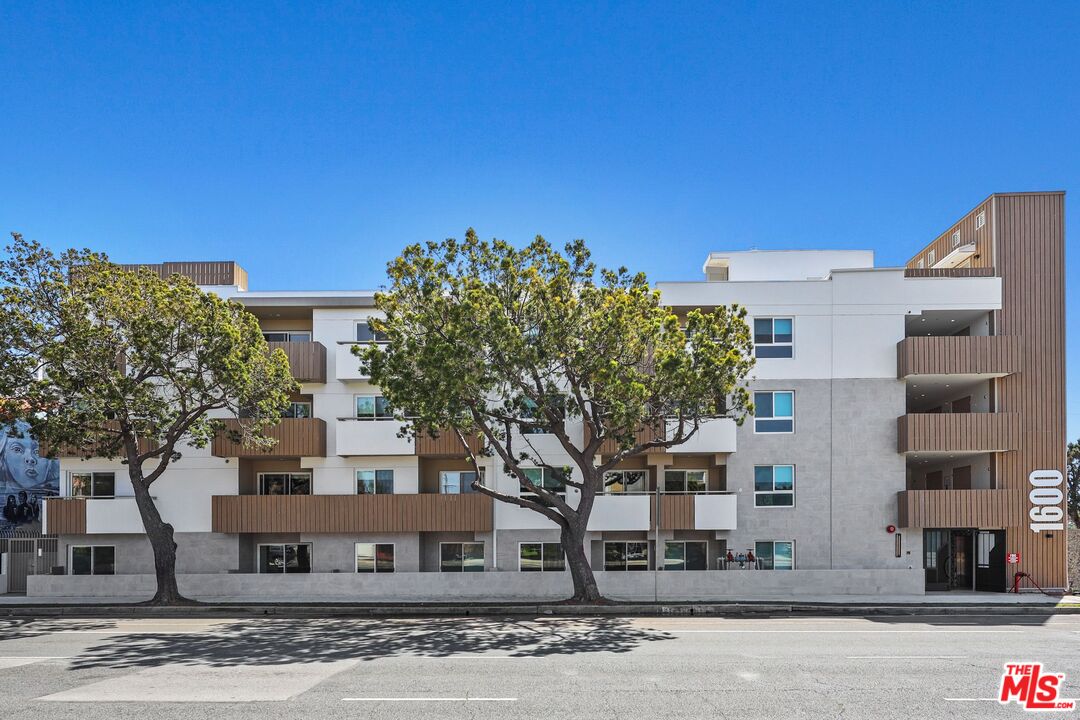 1600 Venice Blvd., Unit 102 Venice, CA 90291 - Photo 3 of 15 a front view of a building with a yard