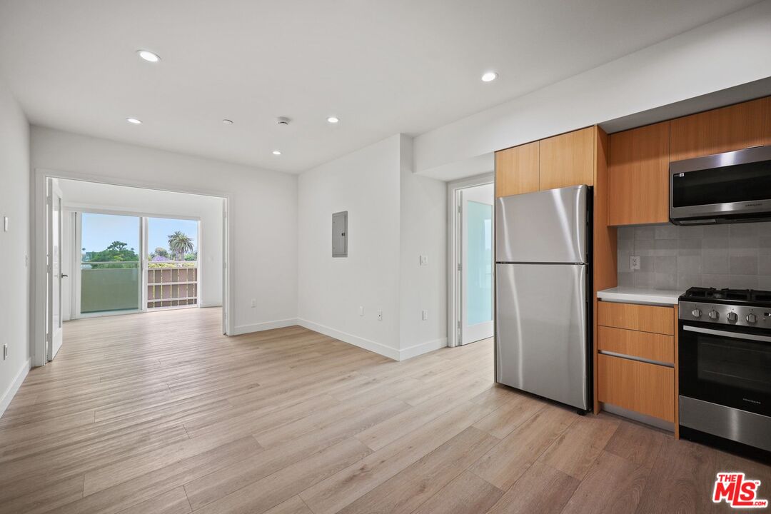 1600 Venice Blvd., Unit 102 Venice, CA 90291 - Photo 10 of 15 a view of kitchen with stainless steel appliances wooden floor and electronic appliances