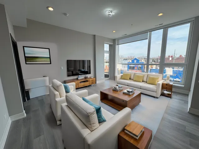 $2,450 | 2406 West Armitage Avenue, Unit 405, Chicago, IL 60647