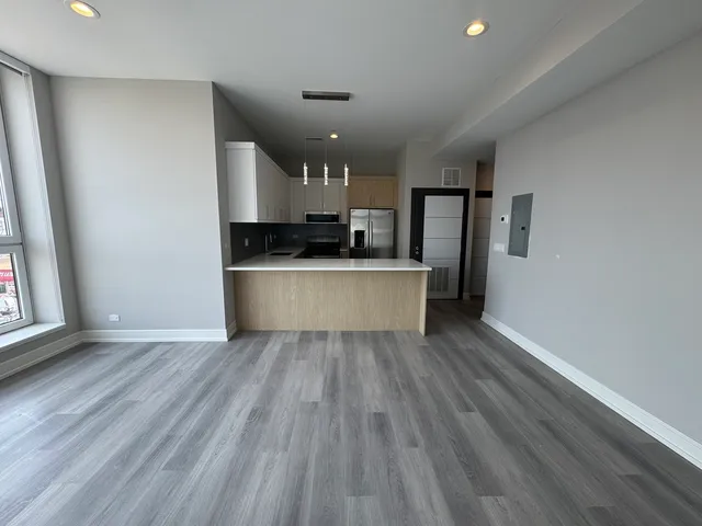 $2,450 | 2406 West Armitage Avenue, Unit 405, Chicago, IL 60647