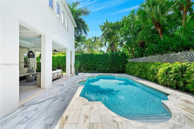 a view of a backyard