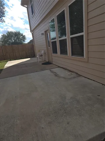 a view of a house with backyard