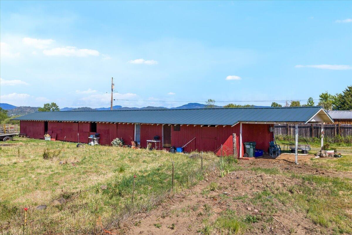 14717 Highway 62 Eagle Point, OR 97524 - Photo 9 of 14