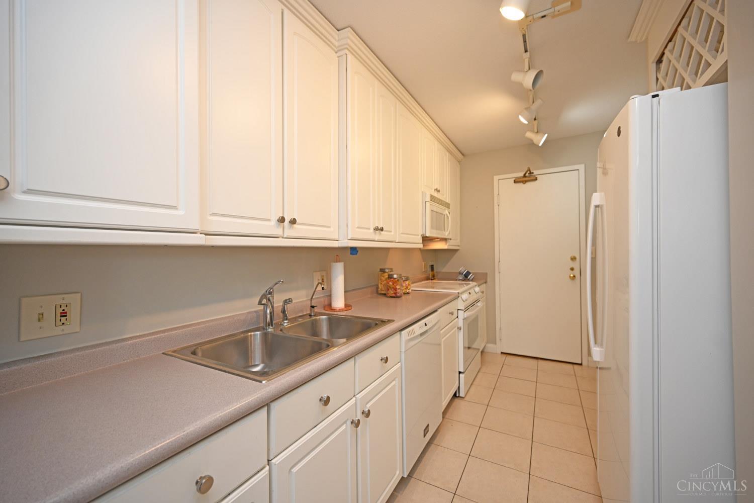 2444 Madison Road, Unit 202A Cincinnati, OH 45208 - Photo 16 of 41