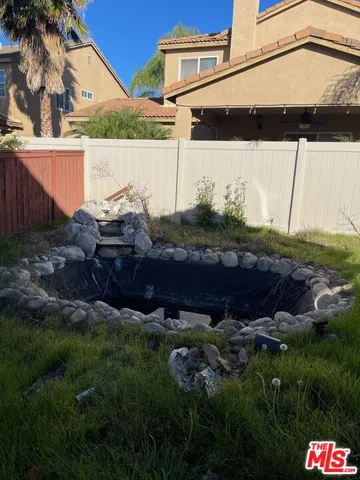 a view of a back yard of the house