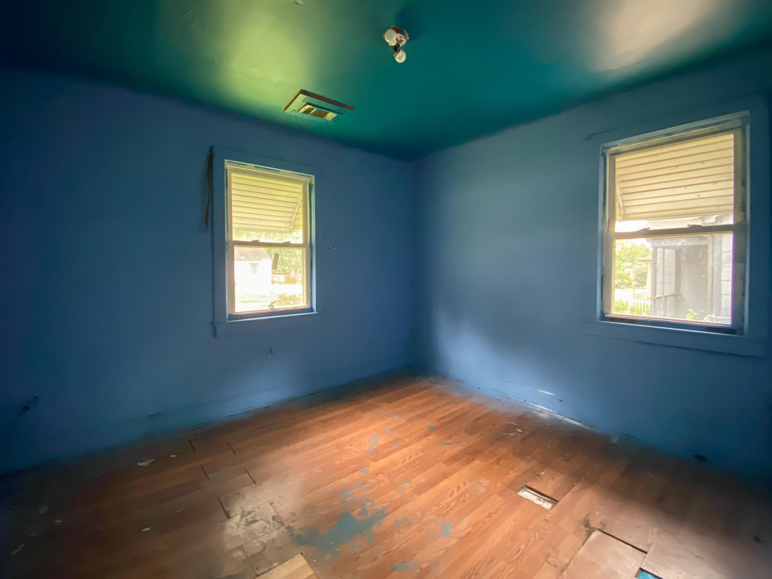 3236 Allison Avenue Memphis, TN 38112 - Photo 8 of 14 a view of an empty room with a window