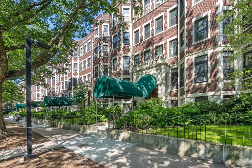 384 Riverway, Unit 5 Boston, MA 02115 - Photo 16 of 20 a view of a building with garden