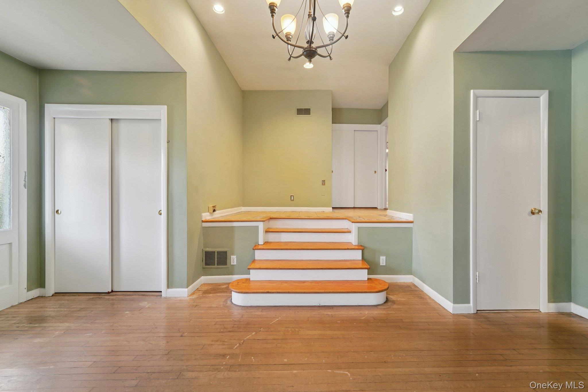 24 Pamela Lane New Rochelle, NY 10804 - Photo 2 of 34