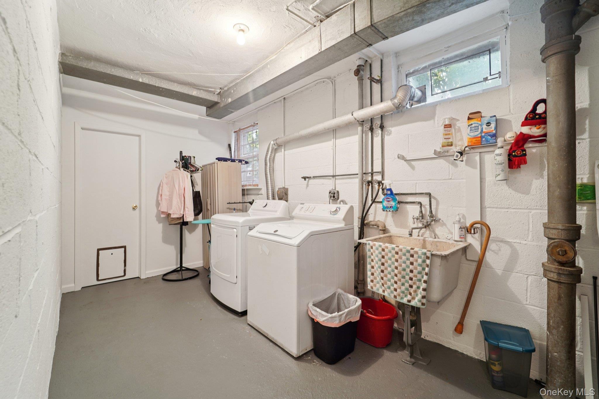 24 Pamela Lane New Rochelle, NY 10804 - Photo 23 of 34 a utility room with dryer and washer