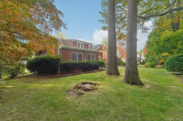 a picture of a wall with a white wall