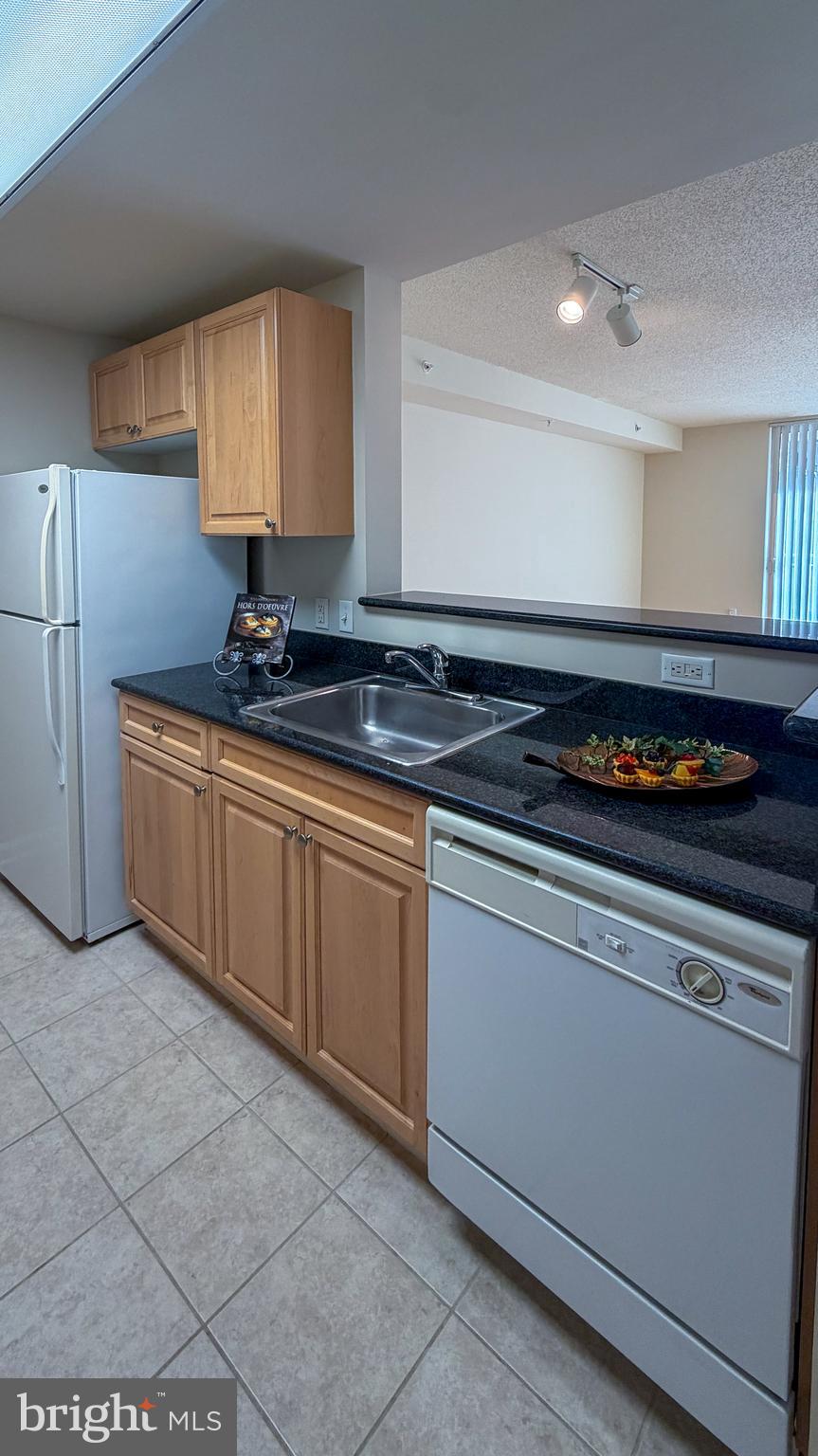 2726 Gallows Road, Unit 417 Vienna, VA 22180 - Photo 7 of 28 Kitchen