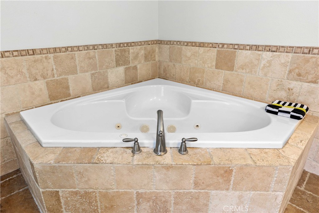 6920 Valmont Street, Unit 5 Tujunga, CA 91042 - Photo 60 of 69 a bathroom with a bathtub