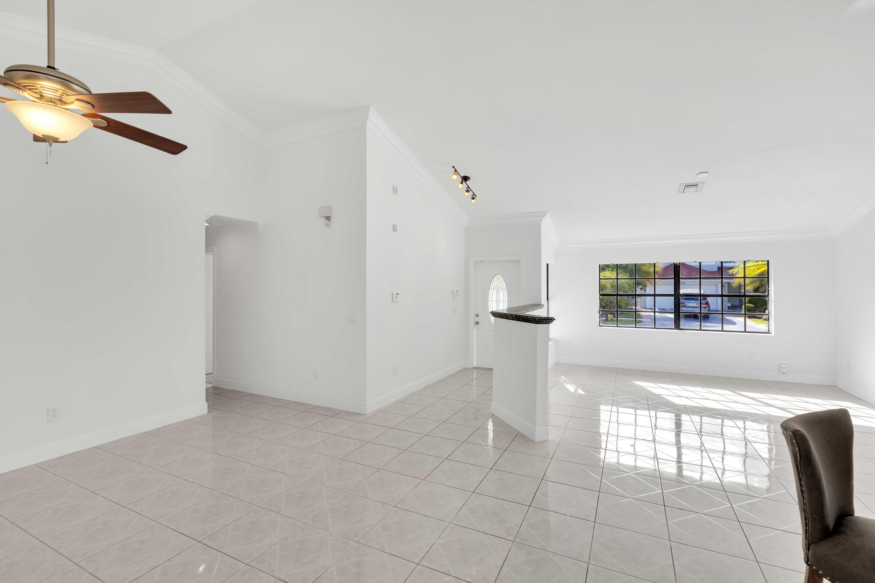 8611 Old Towne Way Boca Raton, FL 33433 - Photo 11 of 38 .