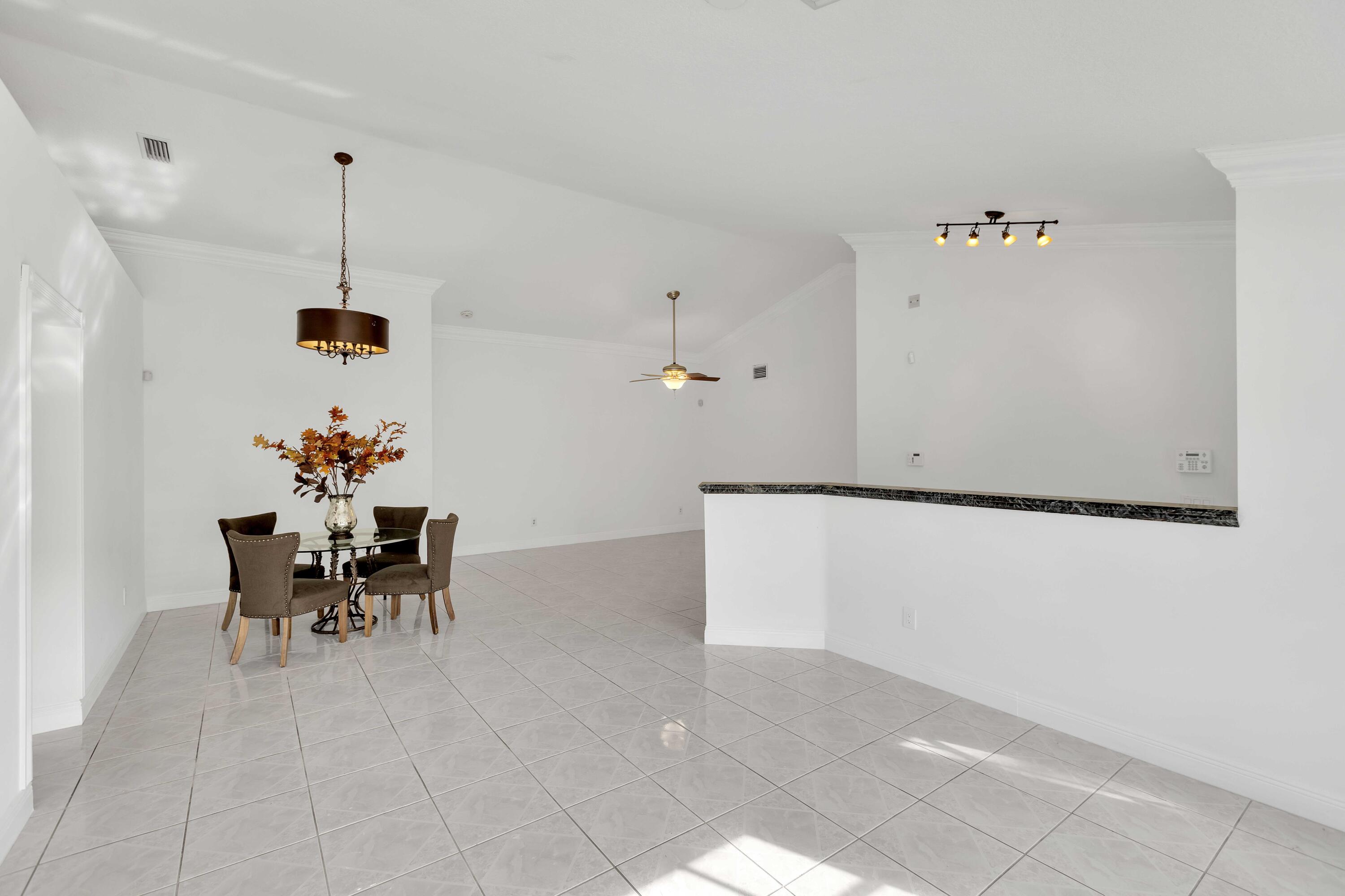 8611 Old Towne Way Boca Raton, FL 33433 - Photo 12 of 38 .