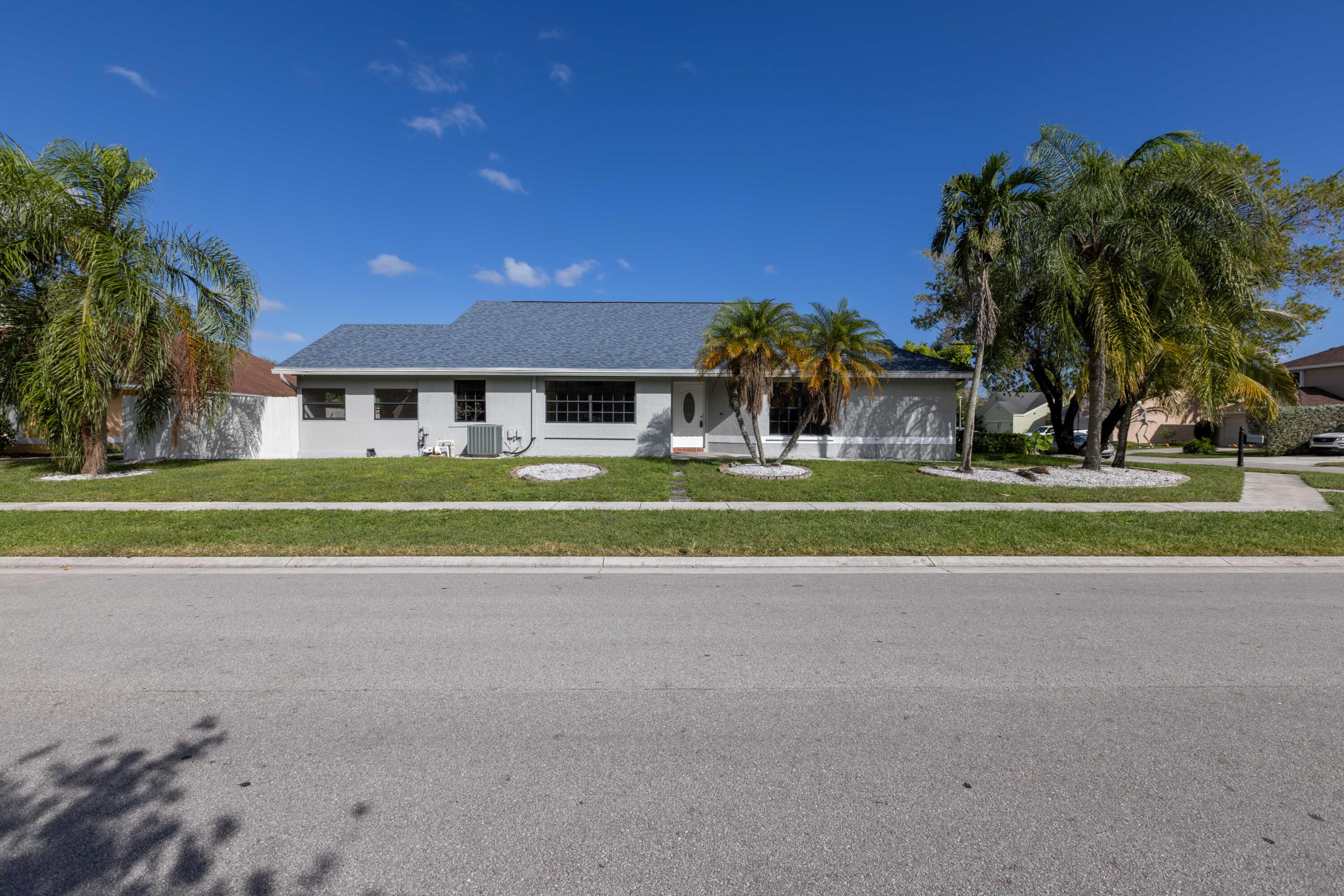8611 Old Towne Way Boca Raton, FL 33433 - Photo 6 of 38 Front/Side