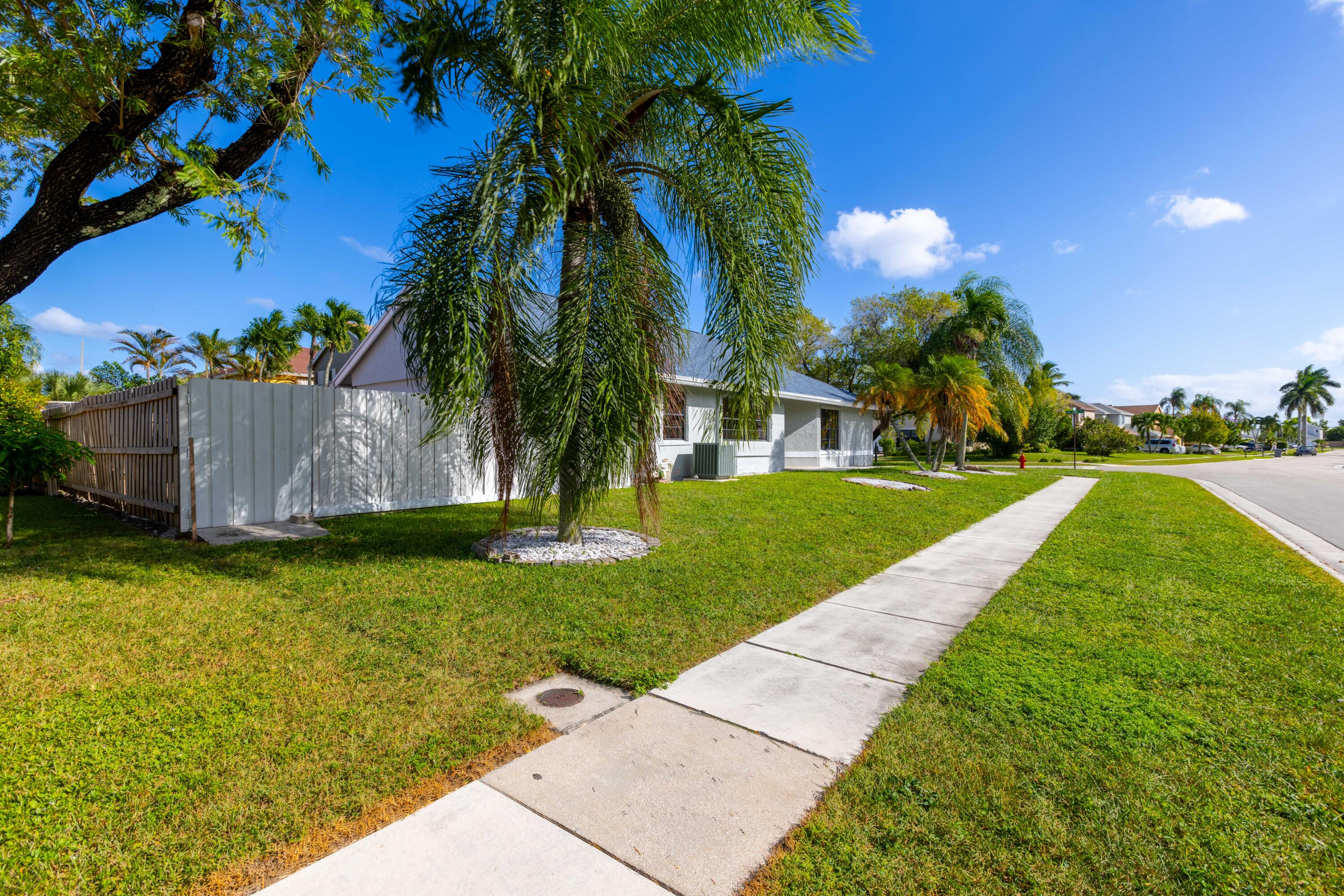 8611 Old Towne Way Boca Raton, FL 33433 - Photo 7 of 38 Front/Side