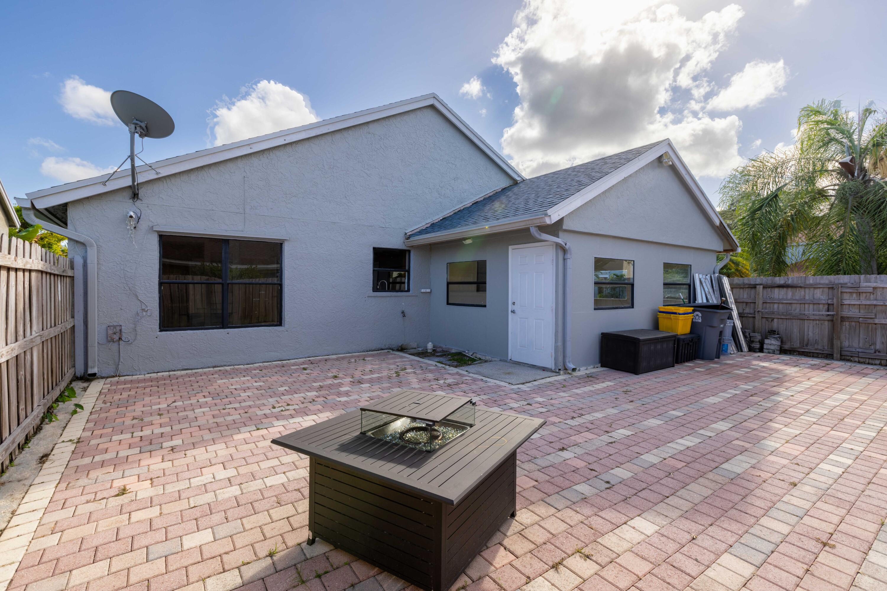 8611 Old Towne Way Boca Raton, FL 33433 - Photo 8 of 38 Backyard