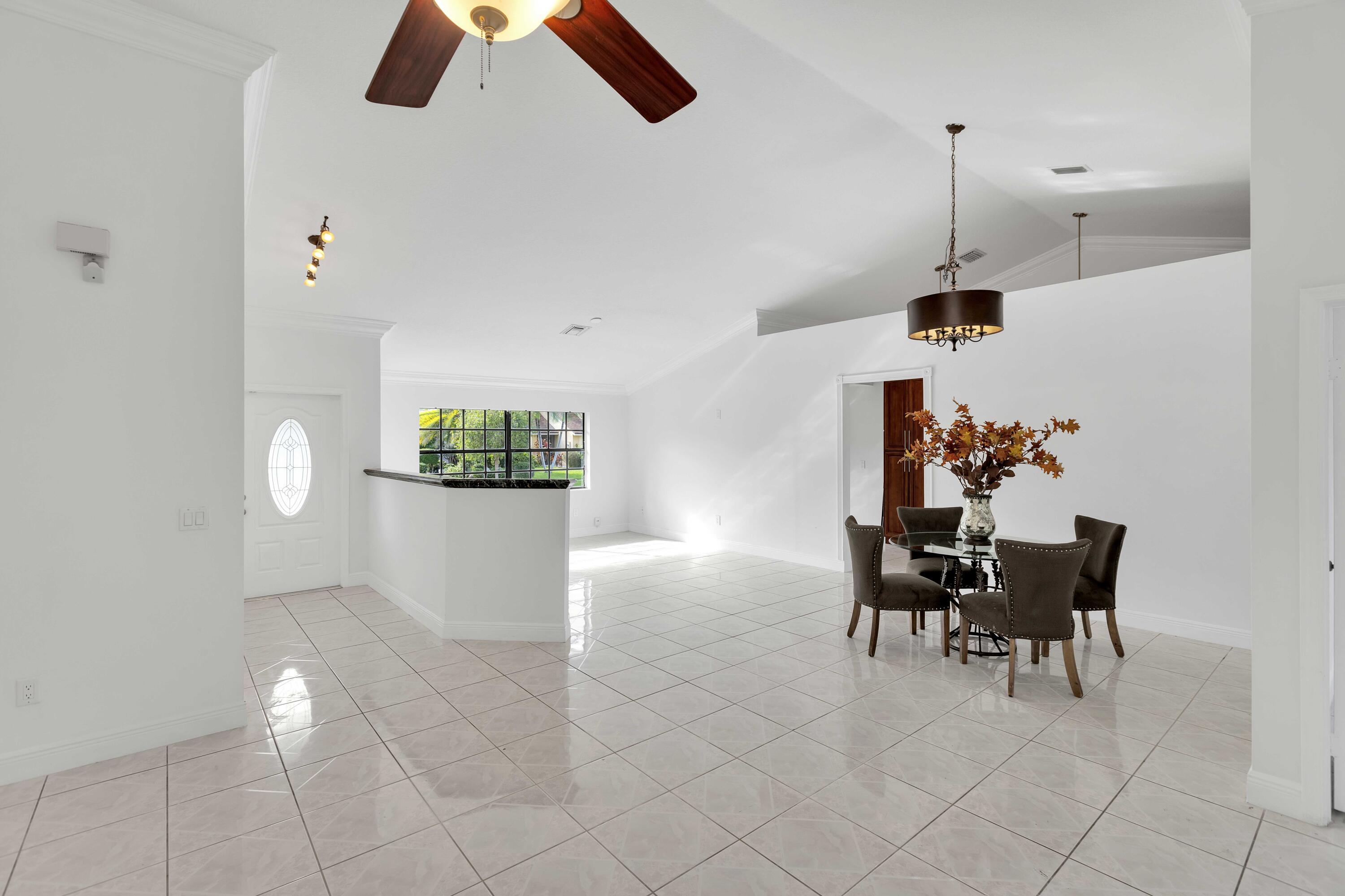 8611 Old Towne Way Boca Raton, FL 33433 - Photo 10 of 38 .