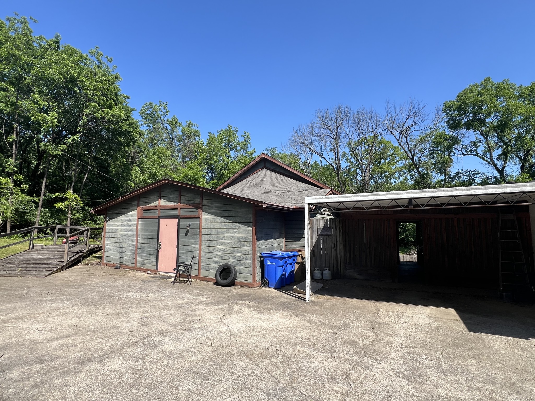 827 Wren Road Goodlettsville, TN 37072 - Photo 2 of 17 a view of a house with a yard and garage