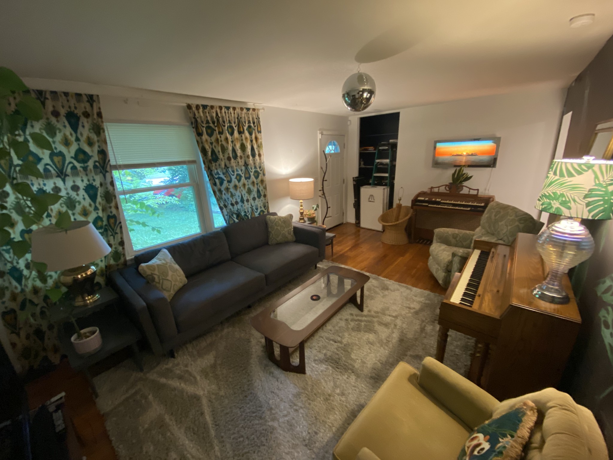 827 Wren Road Goodlettsville, TN 37072 - Photo 3 of 17 a living room with furniture and a chandelier