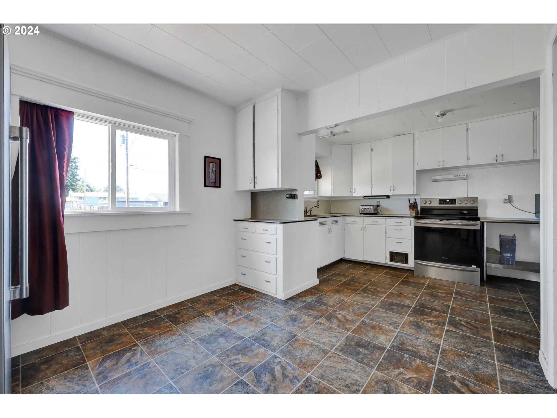 1925 15th Street Springfield, OR 97477 - Photo 16 of 26 a view of kitchen with wooden floor