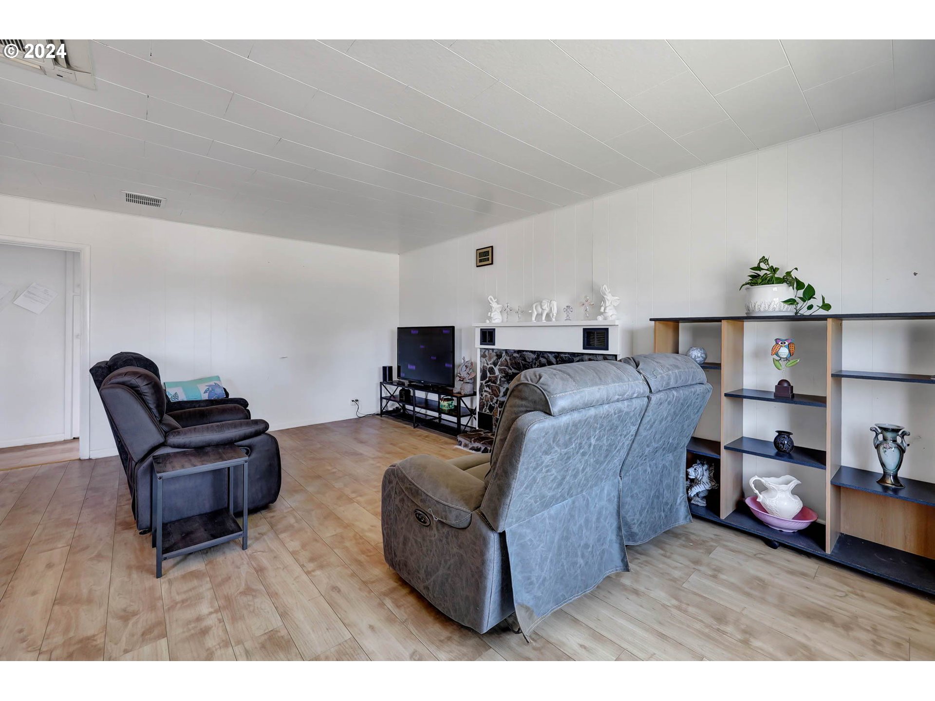 1925 15th Street Springfield, OR 97477 - Photo 5 of 26 a living room with furniture and a flat screen tv