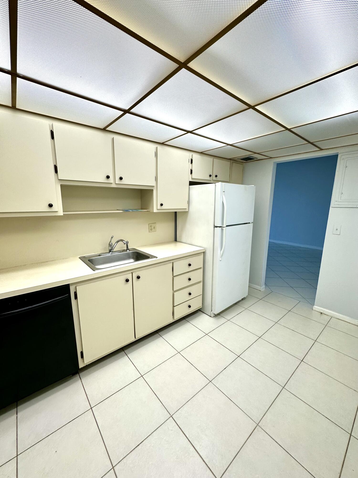 2851 South Ocean Boulevard, Unit 7S Boca Raton, FL 33432 - Photo 10 of 12 Kitchen