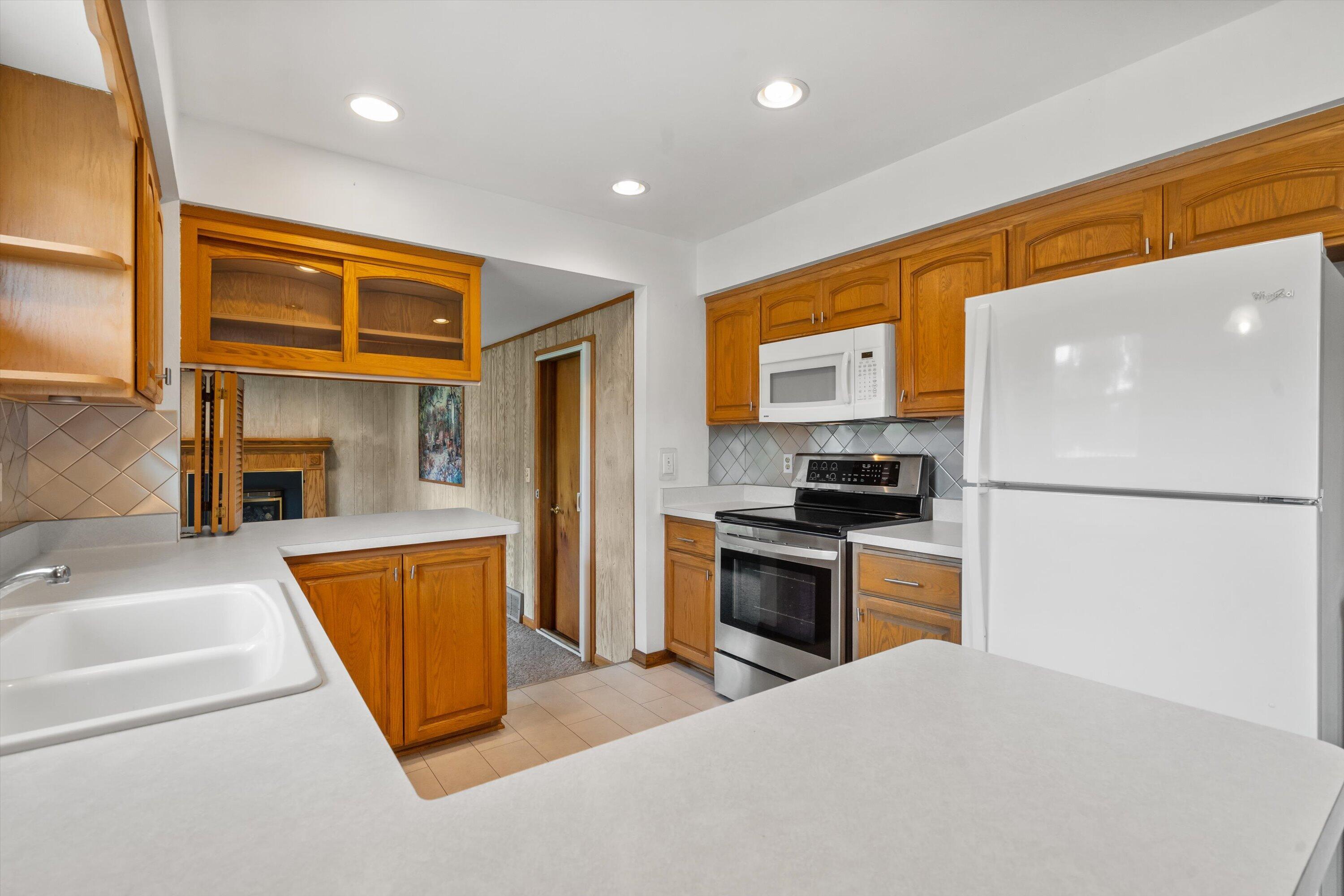3028 Valley Forge Street Caledonia, WI 53404 - Photo 45 of 50 Kitchen
