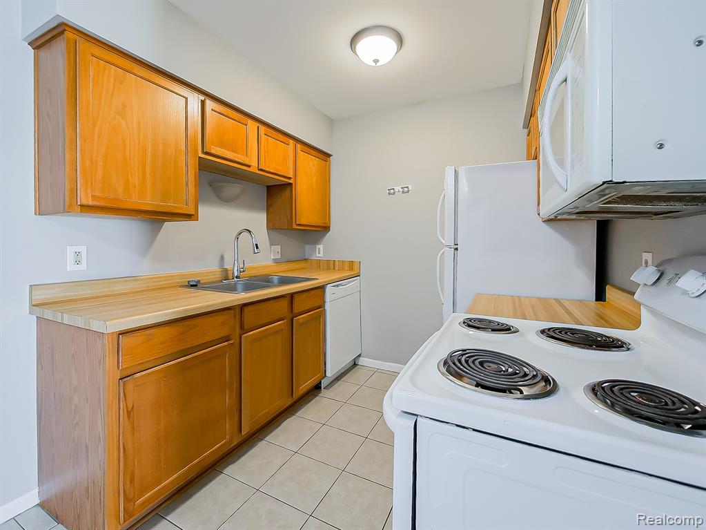 121 East Van Riper Road, Unit 6 Fowlerville, MI 48836 - Photo 7 of 23