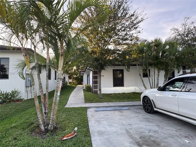 a view of a house with backyard