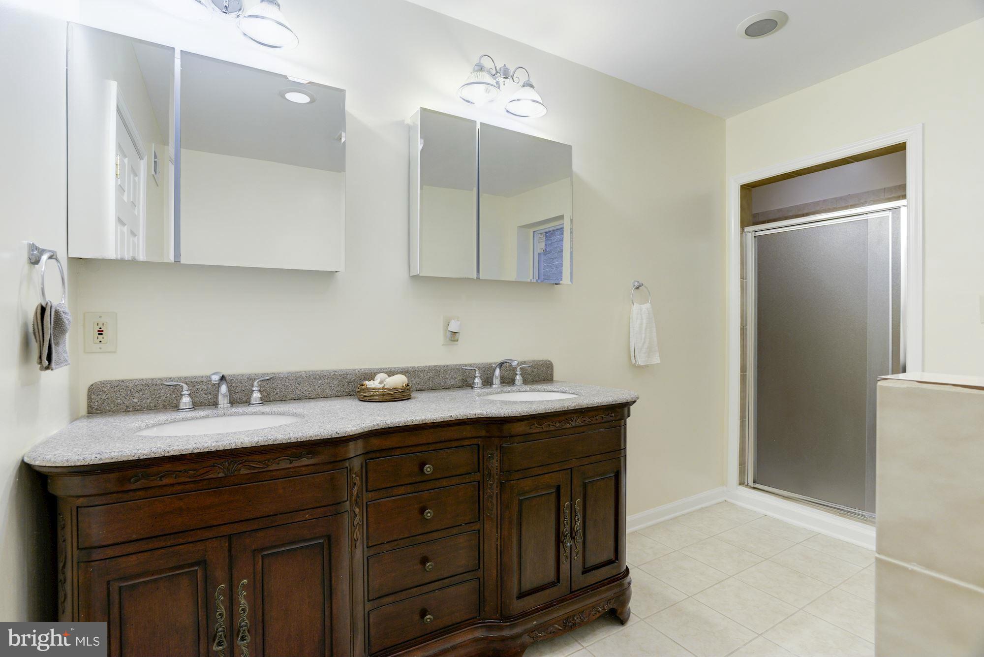 2028 North Capitol Street Northwest, Unit 2 Washington, DC 20002 - Photo 6 of 29 Bath (Master)