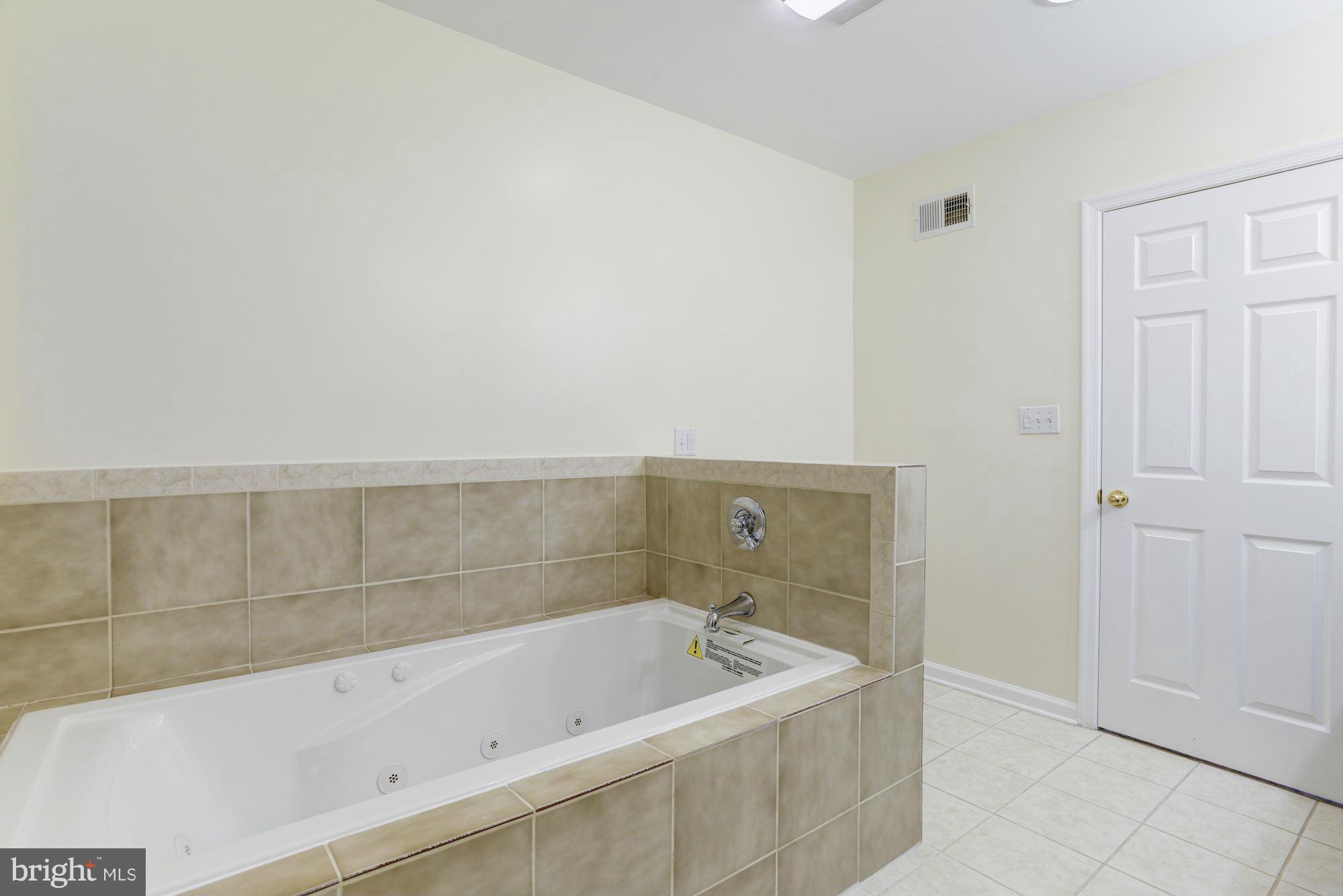 2028 North Capitol Street Northwest, Unit 2 Washington, DC 20002 - Photo 7 of 29 Bath (Master)