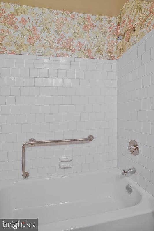 9930 Tuscarora Road Randallstown, MD 21133 - Photo 21 of 35 Hallway bathroom tub/shower