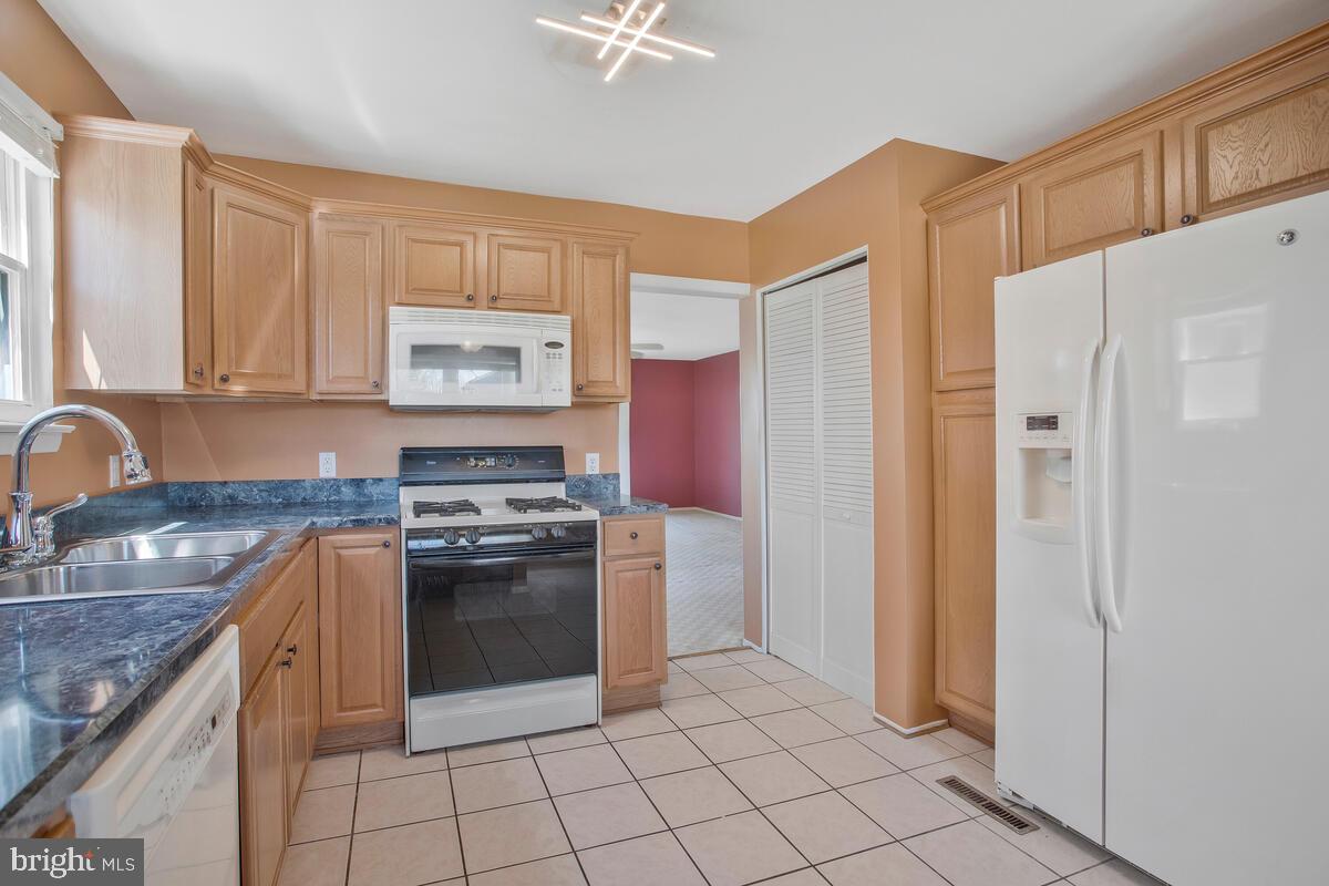 9930 Tuscarora Road Randallstown, MD 21133 - Photo 4 of 35 Kitchen with pantry