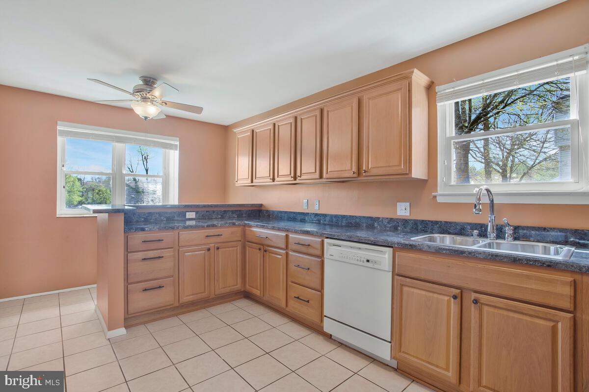 9930 Tuscarora Road Randallstown, MD 21133 - Photo 7 of 35 Expansive kitchen