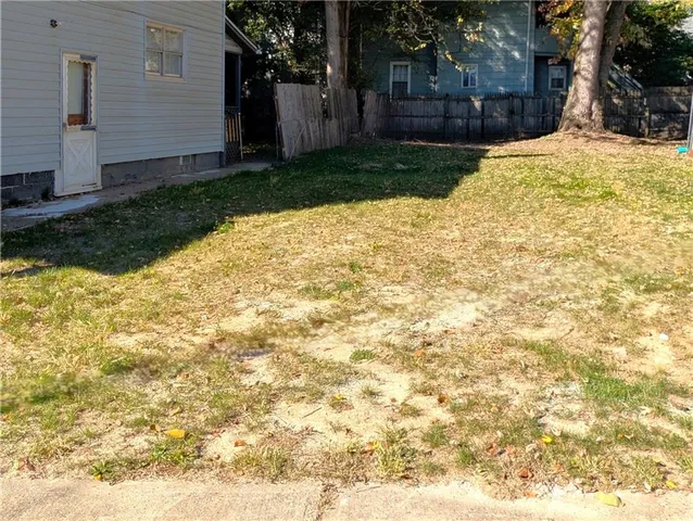 a view of back yard of the house