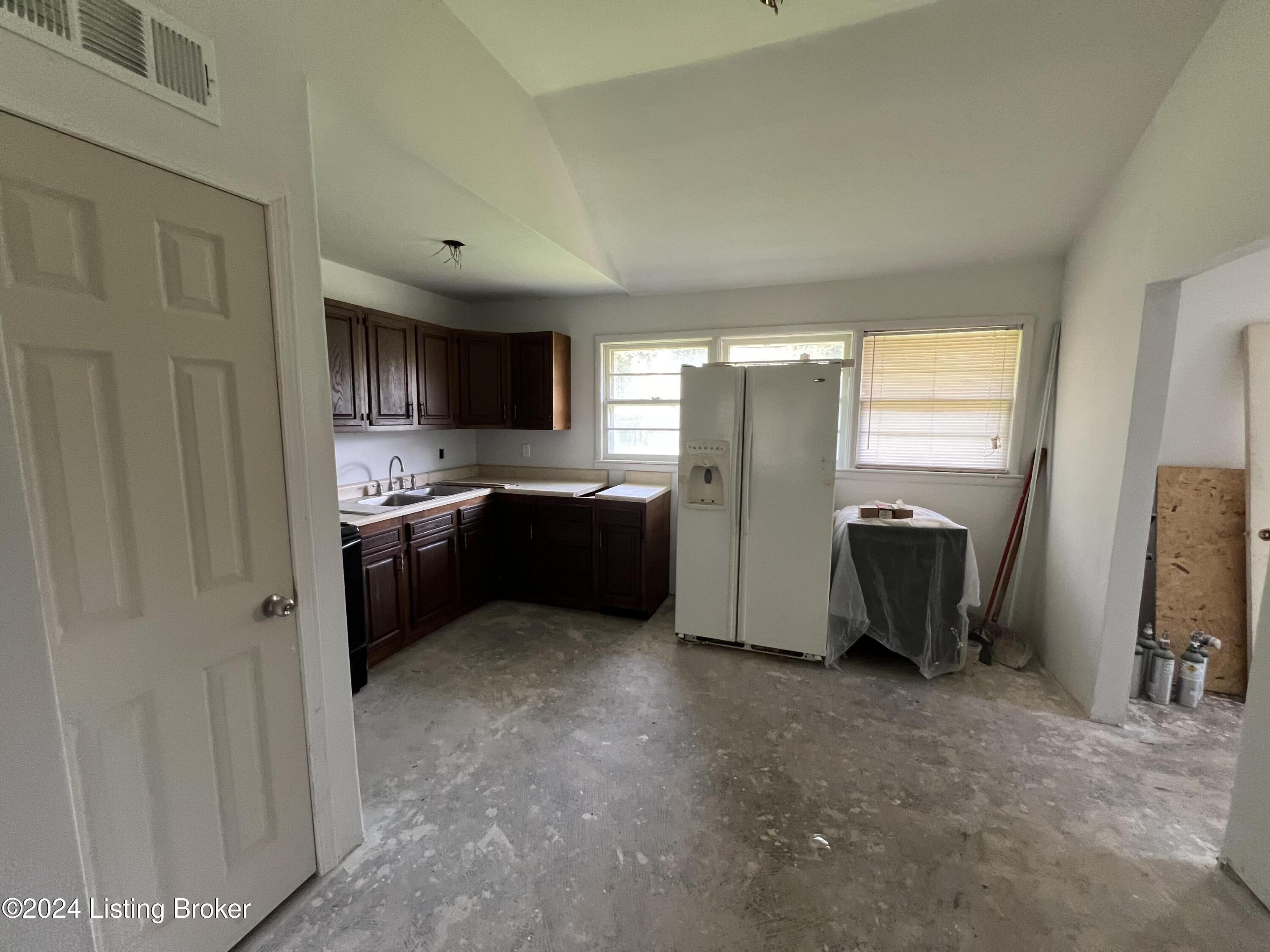 9301 Cornflower Road Louisville, KY 40272 - Photo 11 of 34 Kitchen2