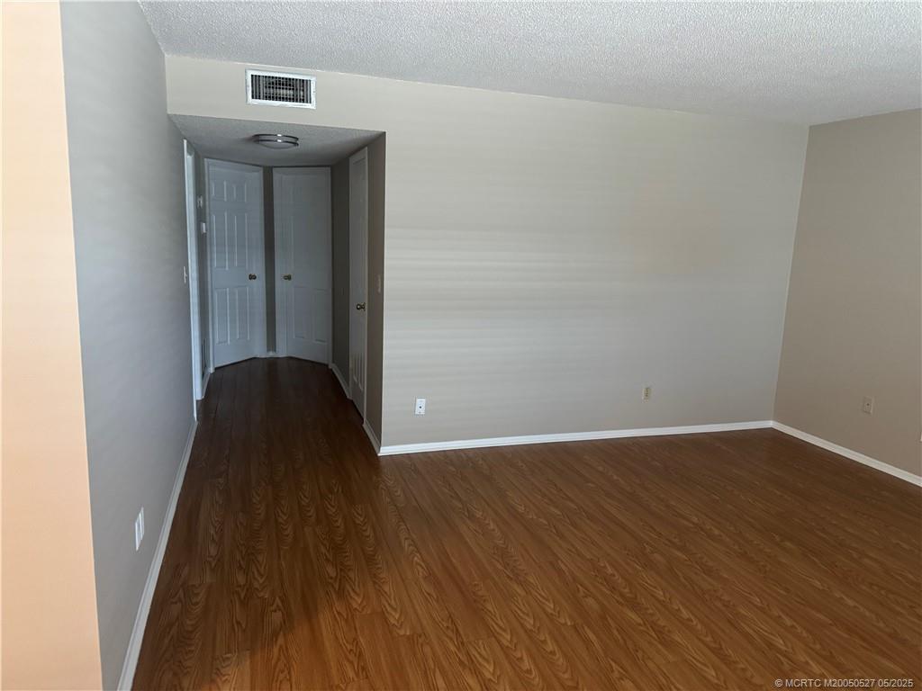 2929 Southeast Ocean Boulevard, Unit 1065 Stuart, FL 34996 - Photo 4 of 14 Living room