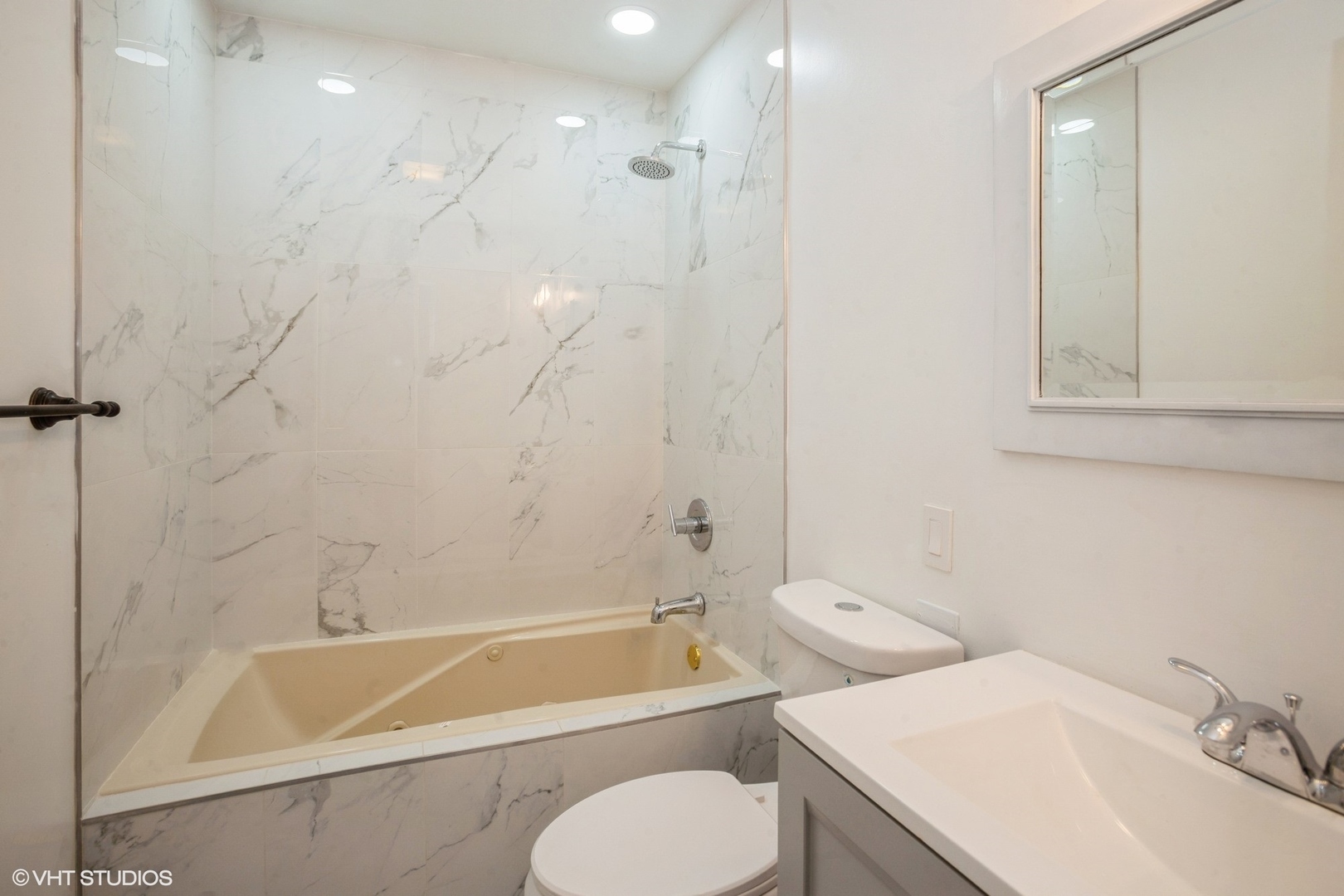 943 Maple Lane Elk Grove Village, IL 60007 - Photo 16 of 17 a bathroom with a sink toilet and bathtub