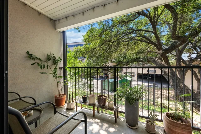 $179,900 | 935 La Posada Drive, Unit 243, Austin, TX 78752