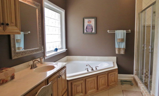 320 Eagle Ridge Road Macon, GA 31216 - Photo 21 of 35 a bathroom with a sink and a bathtub