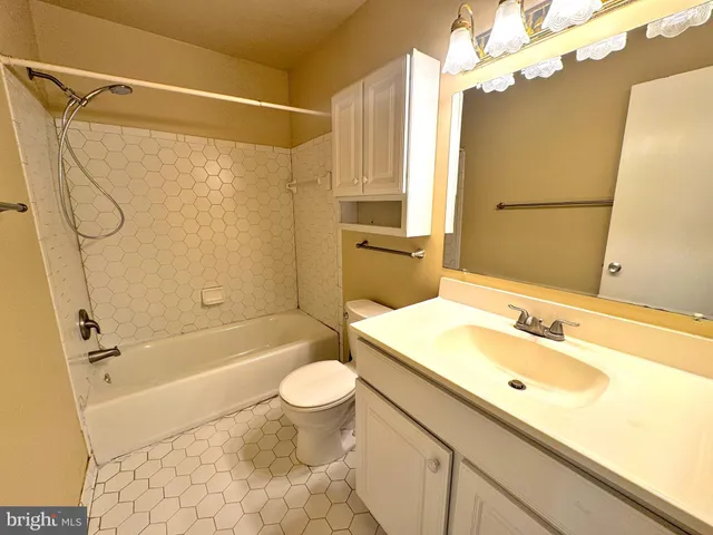 $3,800 | 1008 Moorefield Creek Road Southwest, Vienna, VA 22180