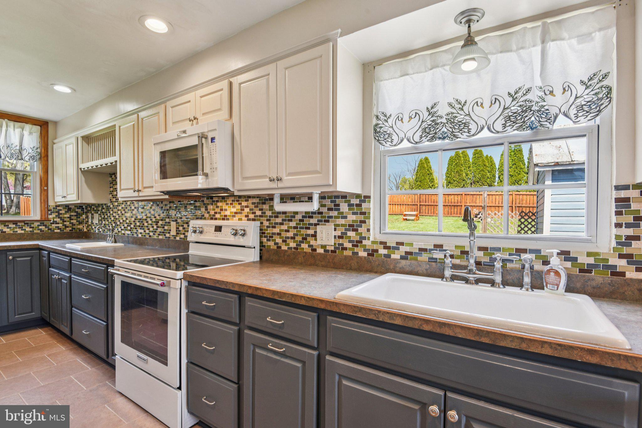 414 High Street New Windsor, MD 21776 - Photo 11 of 51 Kitchen view to yard
