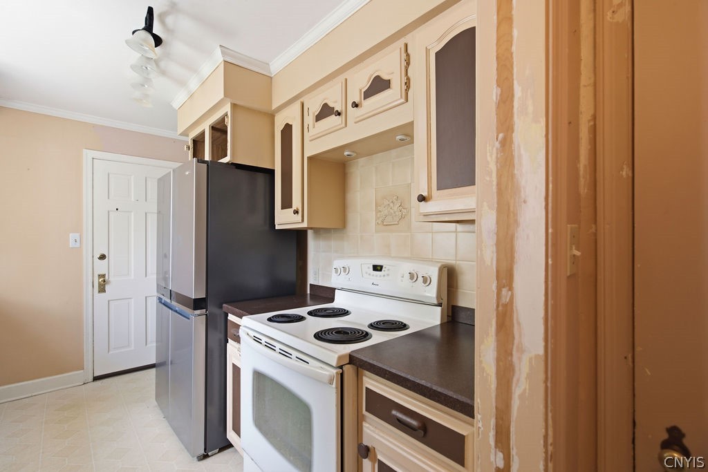 2 Lansdowne Road Syracuse, NY 13214 - Photo 19 of 46 Another kitchen view.