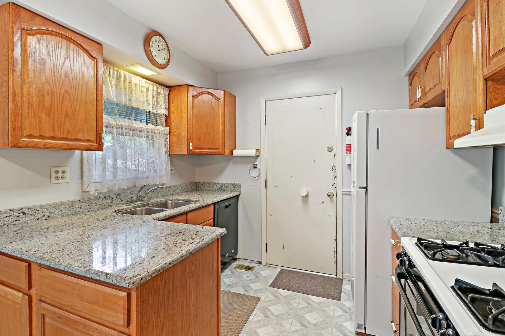 215 Red Bridge Road Lake Zurich, IL 60047 - Photo 6 of 24