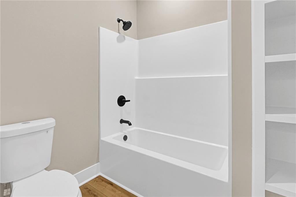 507 North Ridge Road Barnesville, GA 30204 - Photo 16 of 18 a bathroom with a bathtub and a toilet